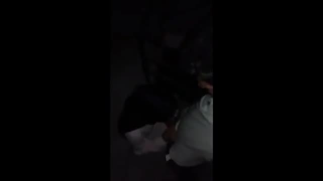 Gece vakti sokakta türbanlı kıza sakso çektiriyor kapak görseli